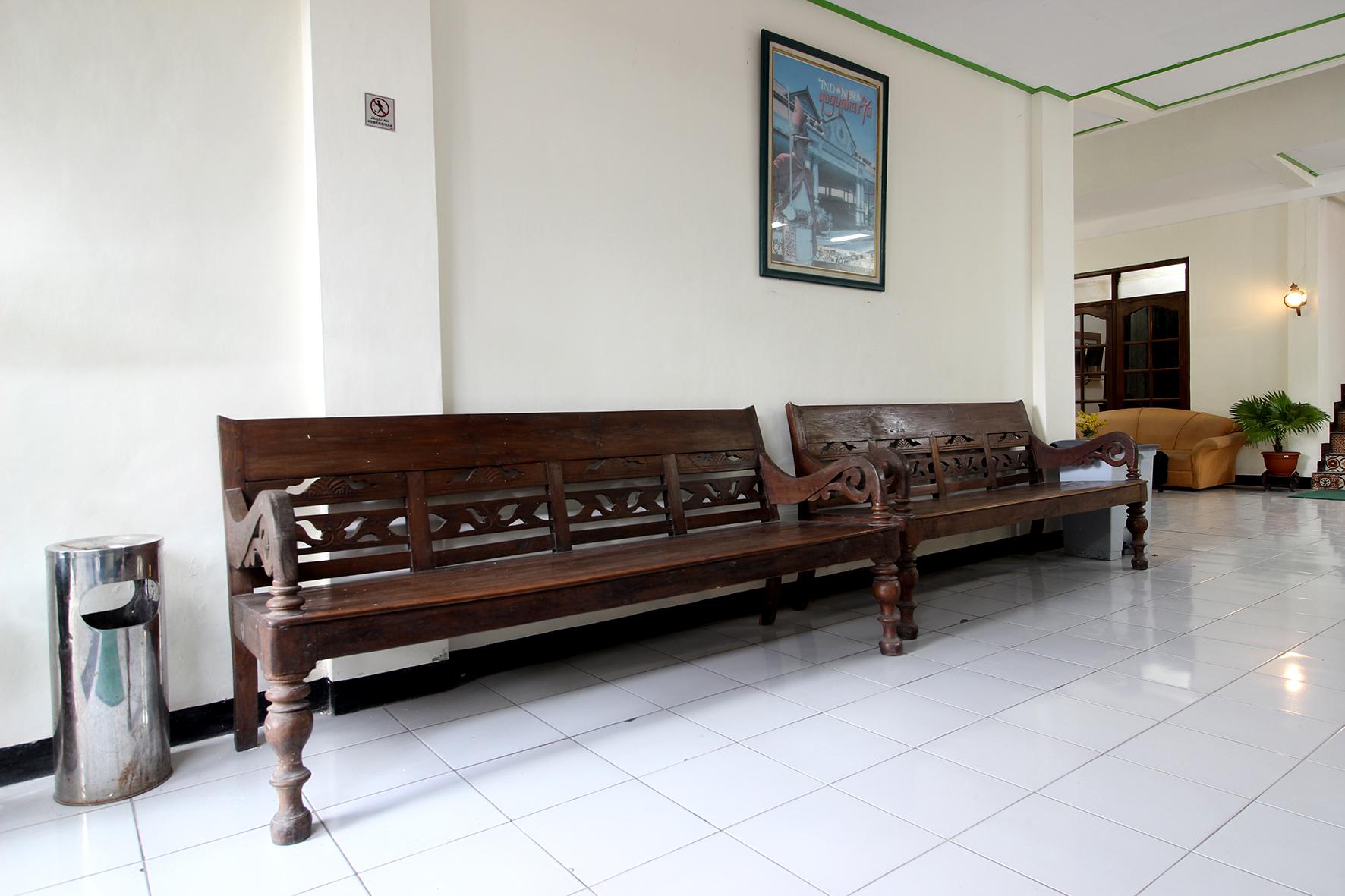 Reddoorz Plus Syariah Near Lempuyangan Station 3 Yogyakarta Exterior foto